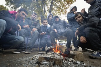 Refugees seek warmth in Belgrade park