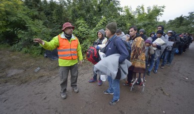 Refugees leave Serbia for Croatia
